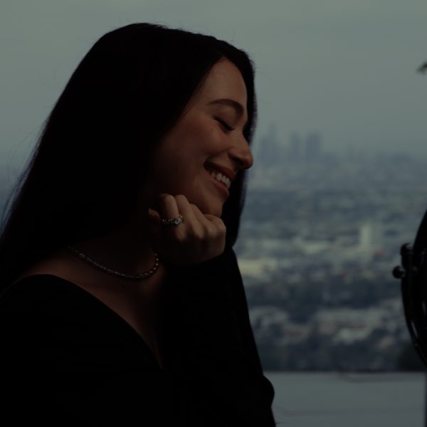 Tiffany & Co. célèbre l’amour sous toutes ses formes avec sa nouvelle campagne « Love & Celebration » incarnée par Mikey Madison