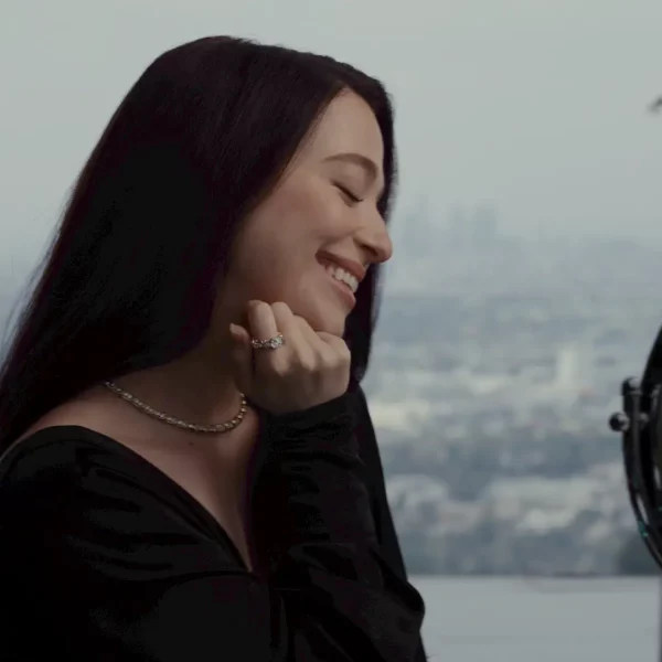 Tiffany & Co. célèbre l’amour sous toutes ses formes avec sa nouvelle campagne « Love & Celebration » incarnée par Mikey Madison